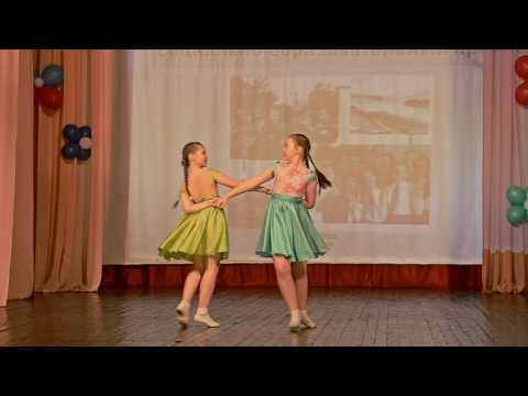Две девчонки танцуют на палубе