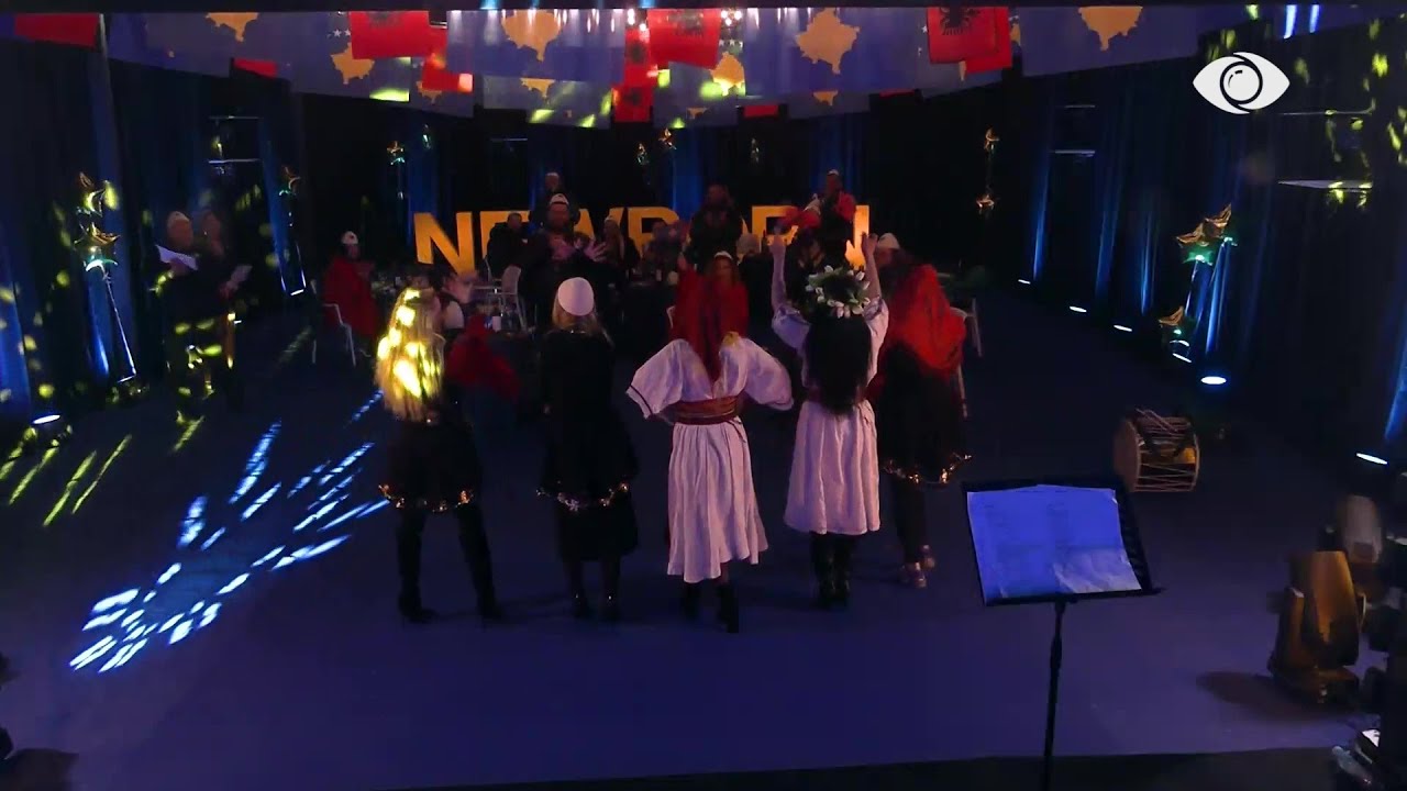 Grupi i vajzave ngjiten në skenë, sfilojnë me veshje tradicionale për festën e Pavarësisë së Kosovës