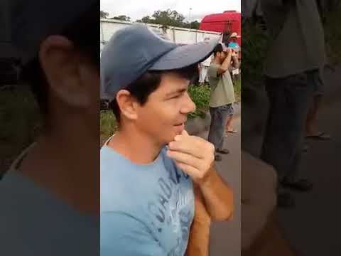 Caminhoneiro solta o verbo pra cima dos caras que estão fazendo fila para abastecer