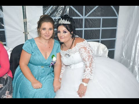 Traditii nunta - Mireasa toarna apa la nasu mare si socrii