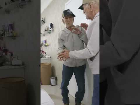 Vídeo novo do velhinho/papai no espelho