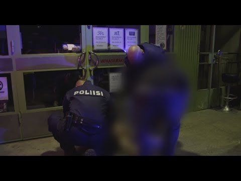 Nainen yrittää purra järjestyksenvalvojaa - Poliisit Savonlinna
