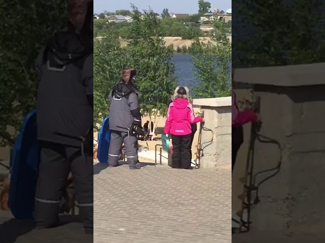 Необычная пара с ледянками удивила людей на набережной (ВИДЕО)