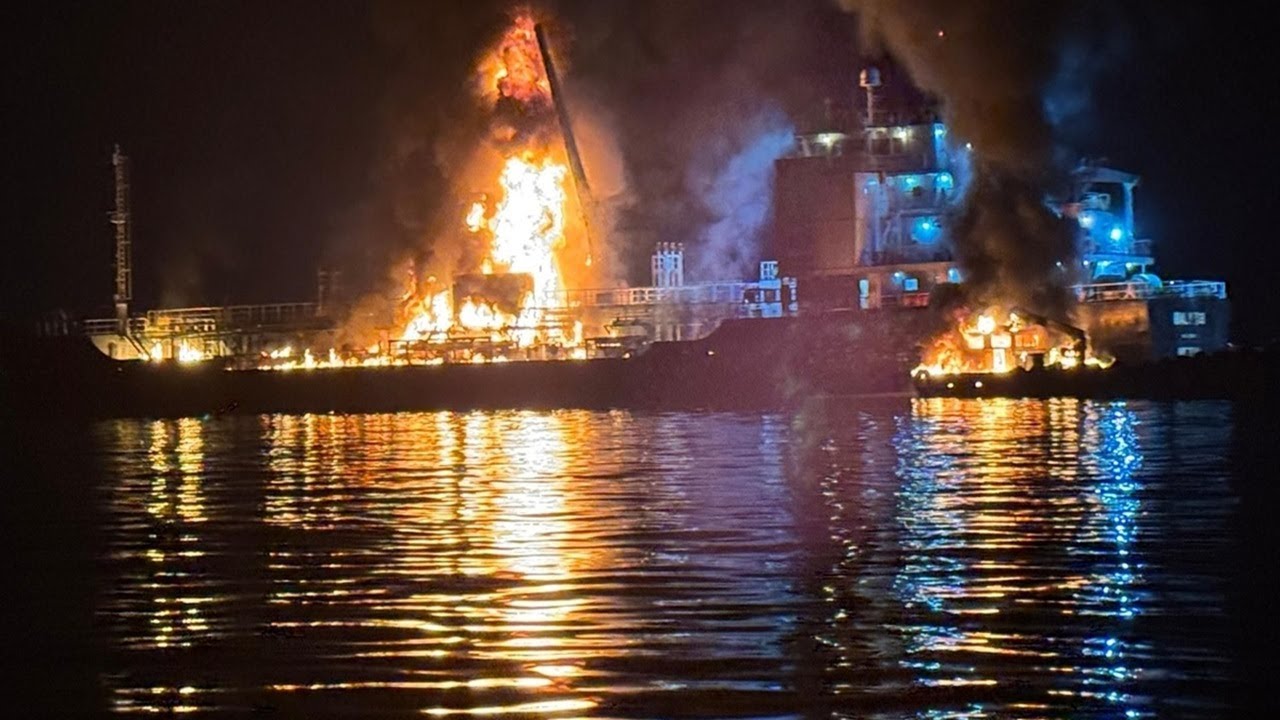 ANOTHER BLOW FOR PUTIN - UKRAINIAN ATTACK HALT OIL EXPORTS FROM RUSSIAN PORT OF TUAPSE || 2025