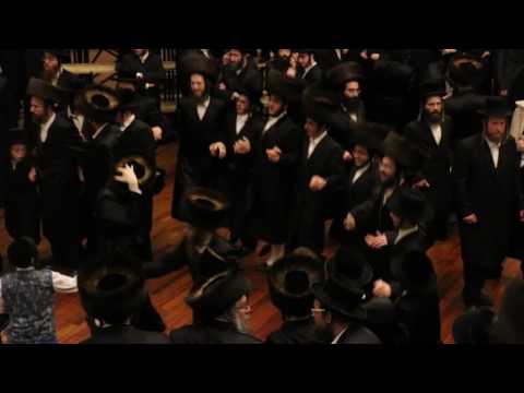 Ahrla Samt singing at a toldes avraham yitzchok wedding