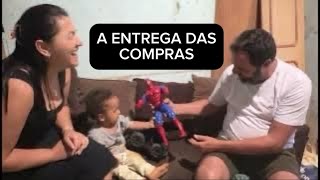 A ALEGRIA DA DONA MICHELE E DO PEQUENO ANTONY AO RECEBER OS PRESENTES