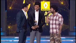 Download lagu Arijit Singh Receiving award from Salman khan for tum hi ho mp3