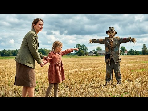 „MAMO, STRACH NA WRÓBLE SIĘ PORUSZA”, powiedziała CÓRKA WDOWY, a gdy zdjęły ubrania, znalazły coś