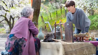 Download lagu The poor boy bought a spoon by the roadside and has since lived the life of a rich man. mp3