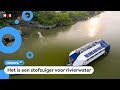 Deze boot vist zwerfafval uit rivieren
