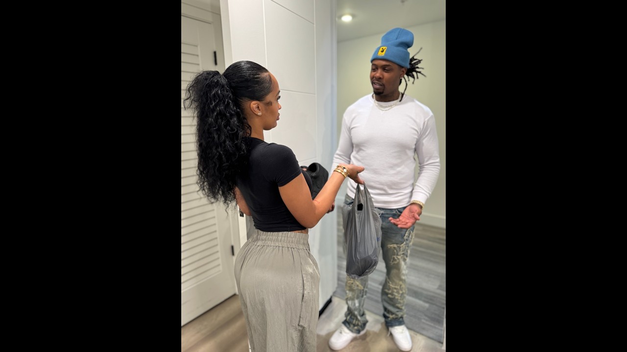 MoMo freezes up when D notices her new bracelet!