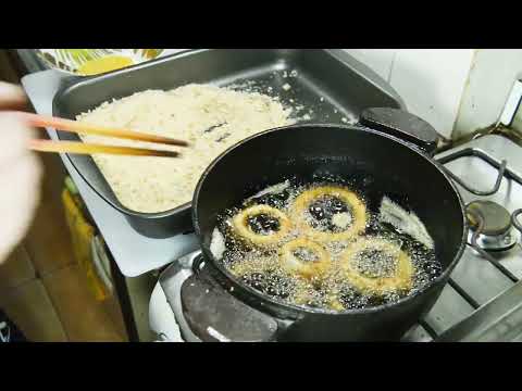 Anillo frito de cebollas aromáticas y dulces 3 minutos de cocción