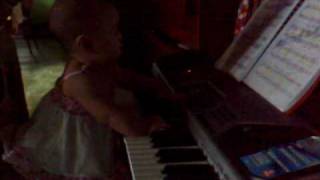 preview picture of video 'Baby Plays the Piano (5 months old)'