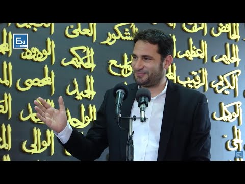 Një njeri i çuditshëm e pyet Muhamedin a.s me disa pyetje,dhe më pas pranon Islamin. Elvis naçi