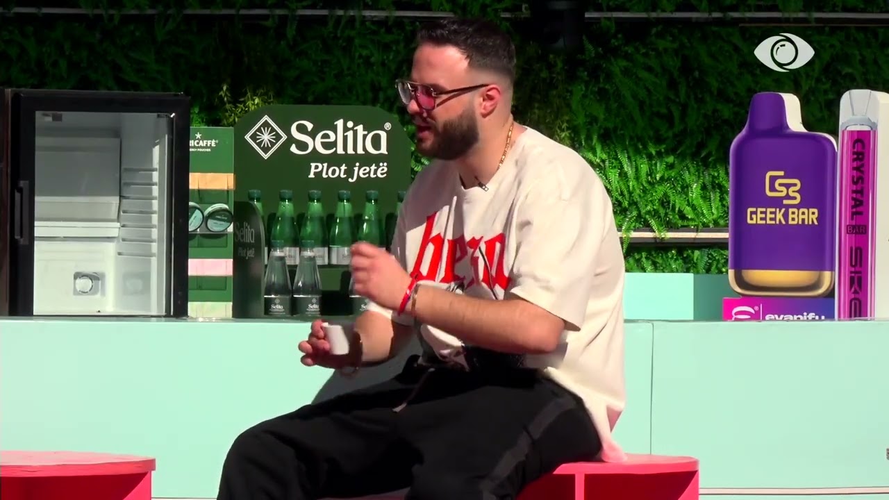 Edhe veten e lashë për ty…/ Marko dhe Arditi këndojnë në oborr