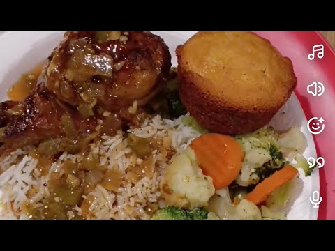 Easy weeknight dinners Ep. 3- No fuss smothered chicken. Paired with rice, broccoli, and cornbread 😋