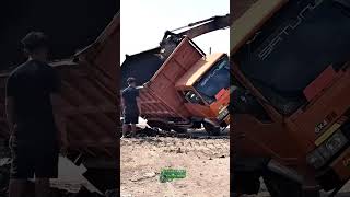 Download lagu OH MY GOD..😢 MOMENTS OF THE TRUCK EVACUATION #automobile #shakingtruck #viral #shorts mp3