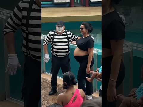 He wasn’t expecting this 💀🤣 Tom mime Seaworld #tomthemime #seaworldmime #funny #comedyvideo