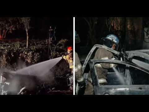Bomberos controlan incendio de vehículos en La Libertad Norte y San Salvador Centro
