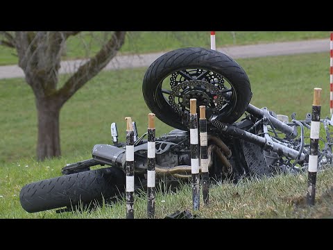 Dürnten ZH: Motorradfahrer bei Kollision schwer verletzt