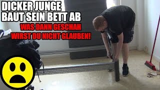 Dicker Junge baut sein Bett ab