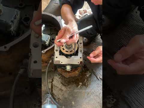 Overhaul of Xugong 260 road roller, no vibration,replacement of swing arm and bearings.