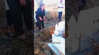 Download lagu Girl Gossiping with Her Father in the Grave mp3