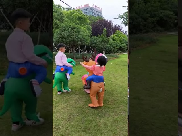 Vídeo relacionado con AOOWU Disfraz Dinosaurio Adulto Hinchable, Disfraz Hinchable Adulto con Sistema Inflable, Disfraz Halloween Hombre y Mujer para Cosplay Cumpleaños Navidad Carnaval Fiesta, Color Naranja