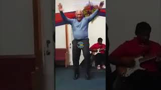 Download lagu Perry Christie and Bishop Lawrence Rolle Shuffling in Church mp3