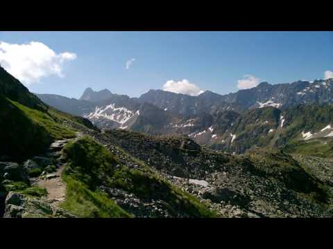 Zejście z Zawratu w stronę Pięciu Stawów