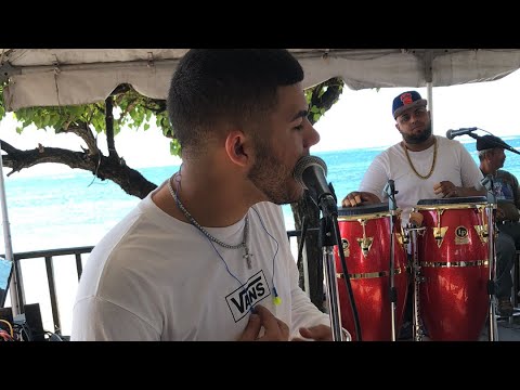 Grupo concepto adolescente desde playa dorado.