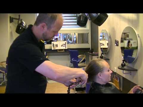 +40 cm haar er af van Vera voor stichting Haarwensen bij kapper Edwin Minnee ( video)