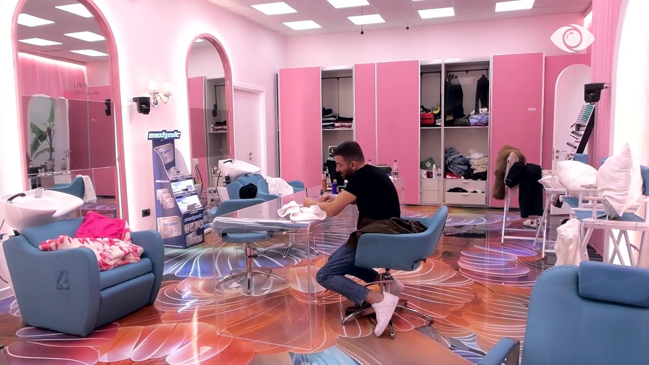 Kelly përlotet teksa shkruan tekstin e këngës