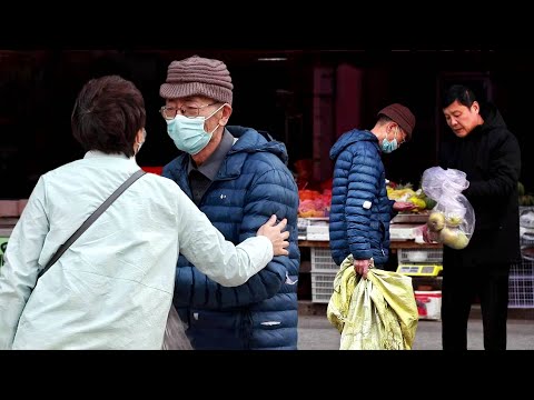 “我給他買”看到老人沒錢買水果，路人慷慨解囊