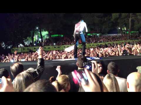 Dave Gahan gives an autograph on stage - Depeche Mode - Just can't get enough, Athens 2013