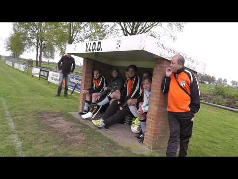 Opjestropdas 11 mei 2013 VIOD 3 - VV De Meern 9 com 6-3 Gespannen gezichten op de VIOD bank
