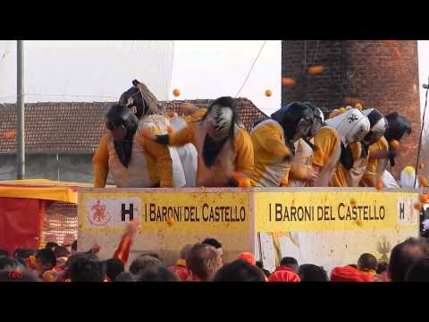 Battaglia arance - carro da getto I Baroni del Castello - Carnevale Ivrea 2015