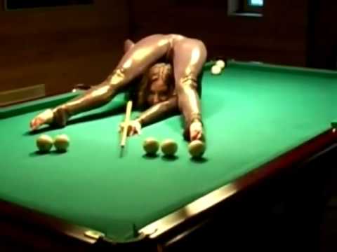 Moment +18 pe masa de biliard! &Icirc;ți va &icirc;ntoarce mintea PE DOS după ce vezi ce face cu... tacul!