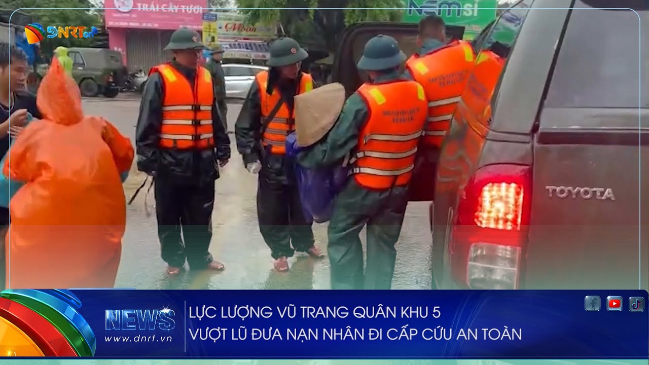 LỰC LƯỢNG VŨ TRANG QUÂN KHU 5 VƯỢT LŨ ĐƯA NẠN NHÂN ĐI CẤP CỨU AN TOÀN