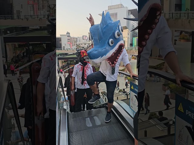 Vídeo relacionado con Yuulibux Máscara Denji de Chainsaw Man, accesorio de cosplay de Halloween y Navidad para los fanáticos del anime Chainsaw Man (sierra de brazo)