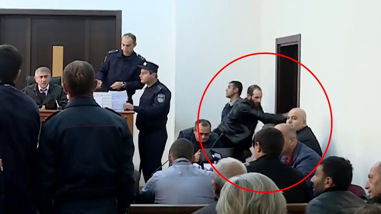 Զոհված զինծառայողի հարազատը հարվածում է մեղադրյալներից մեկին