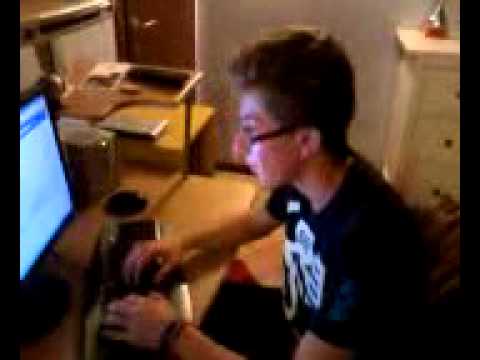 Ragazzo che esce da fifa incazzato nero