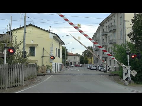 Mantova (I) Passaggio a Livello // Level crossing //