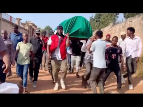 MACHOZI YA H BABA AKIMZIKA MKE WAKE ASHINDWA KUVUMILIA MWANZA INAUMA