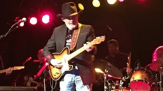Merle Haggard & The Strangers with Kenny Vernon: "Sing Me Back Home"