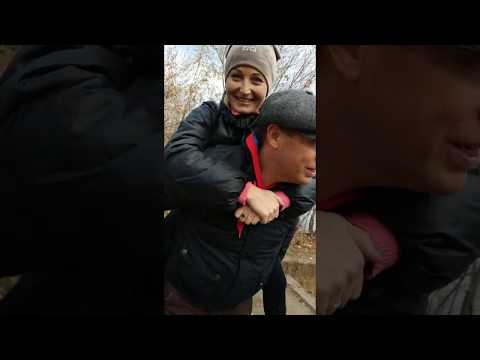 Забавляется с конем)) Конь