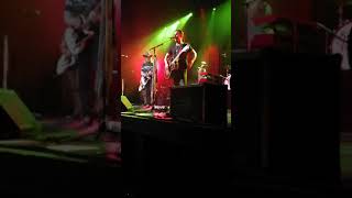 Brothers Osborne, Couple Wrongs Makin&#39; it Alright