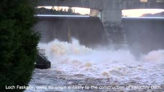 preview picture of video 'Pitlochry Dam and Fish Ladder in full spate'