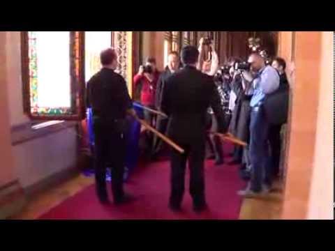Igy repültek az uniós zászlók a parlamentből (Videó)