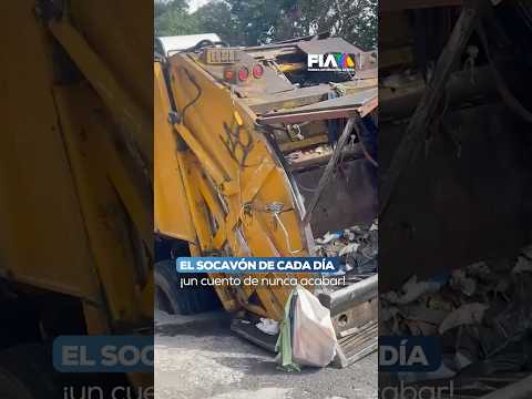 Camión de basura que cayó en un socavón en calles de la colonia San Juan de Aragón, en la GAM